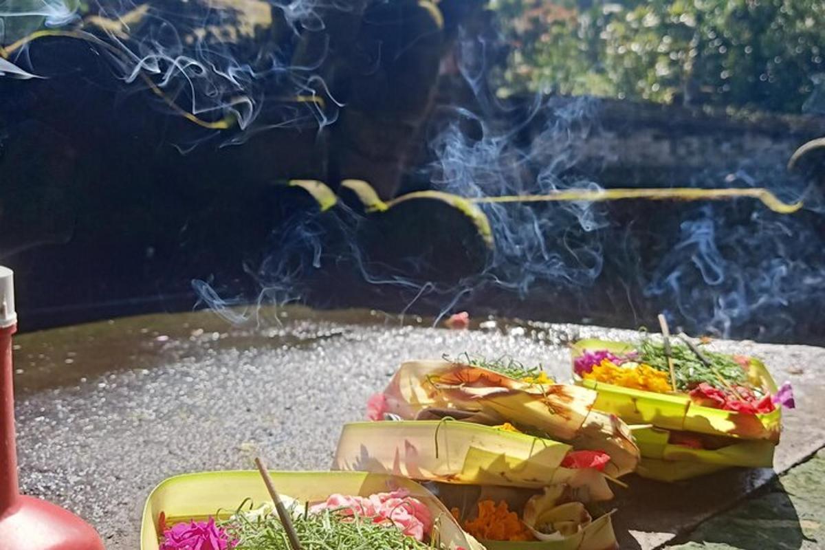 Δύο δοχεία με φαγητό σε ένα τραπέζι με φωτιά