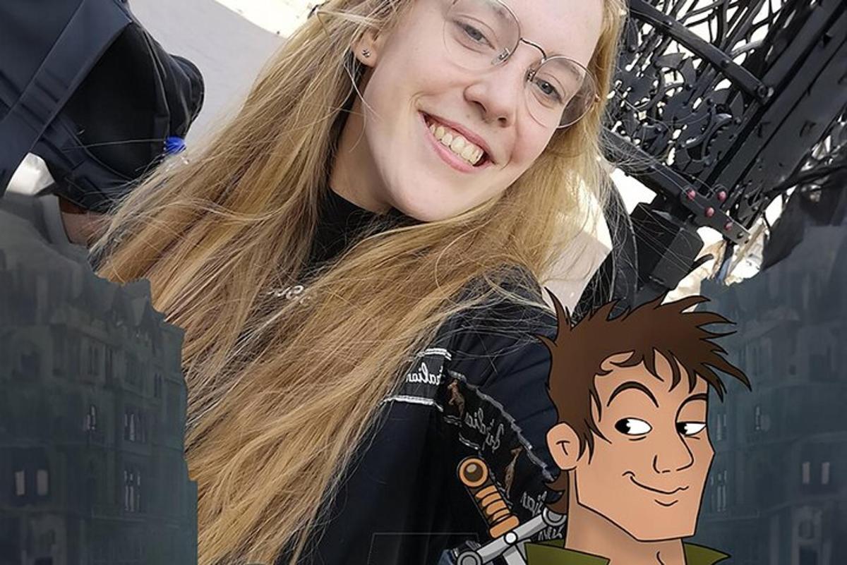 žena s naočalama i majicom s crtanim filmom
