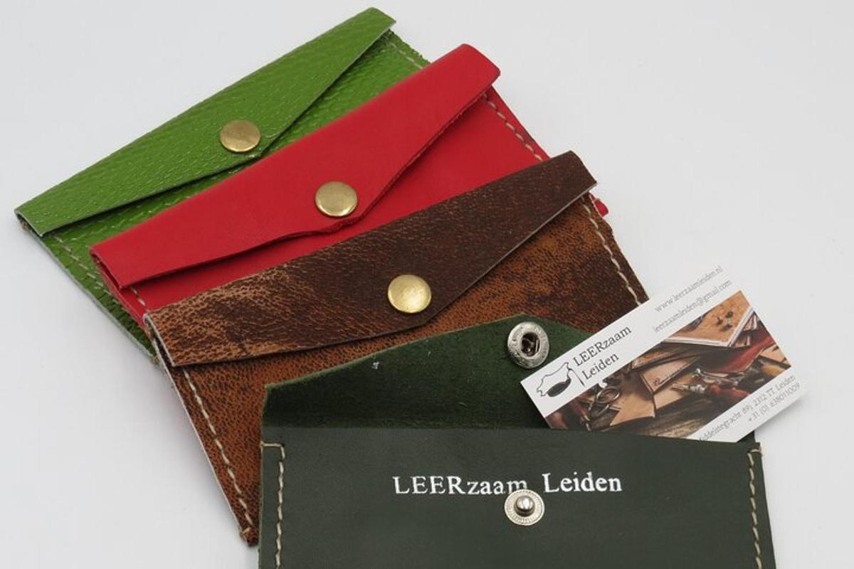 un portafoglio marrone e verde con due carte dentro