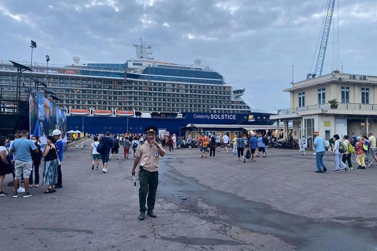 un uomo in piedi davanti a una nave da crociera