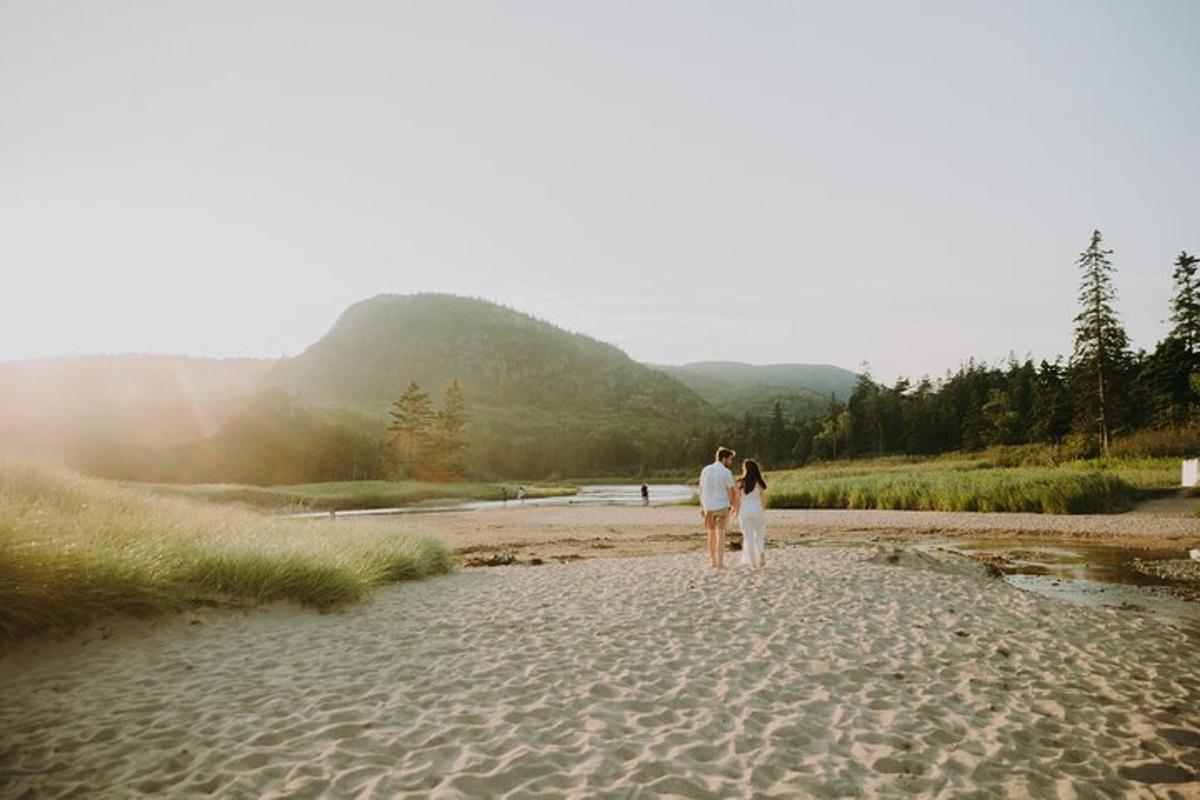 um homem e uma mulher caminhando na praia