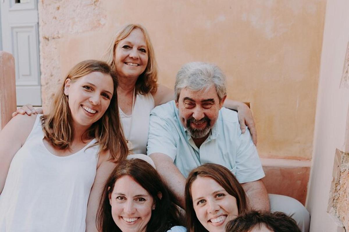 um grupo de pessoas posando para uma foto