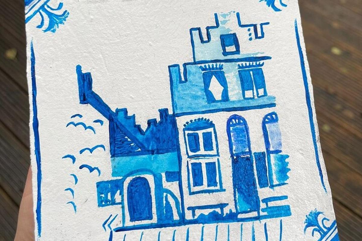 un disegno di una casa su una torta
