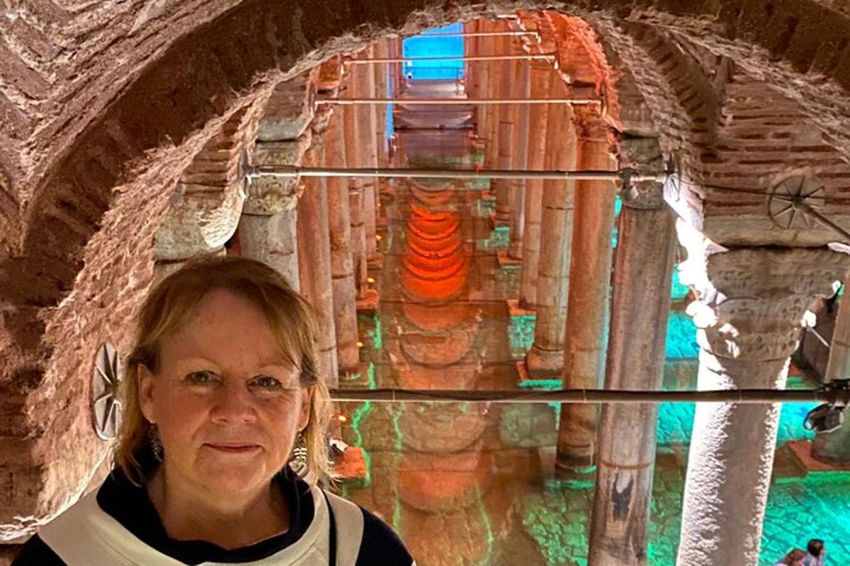 Naine seisab templis tunneli ees