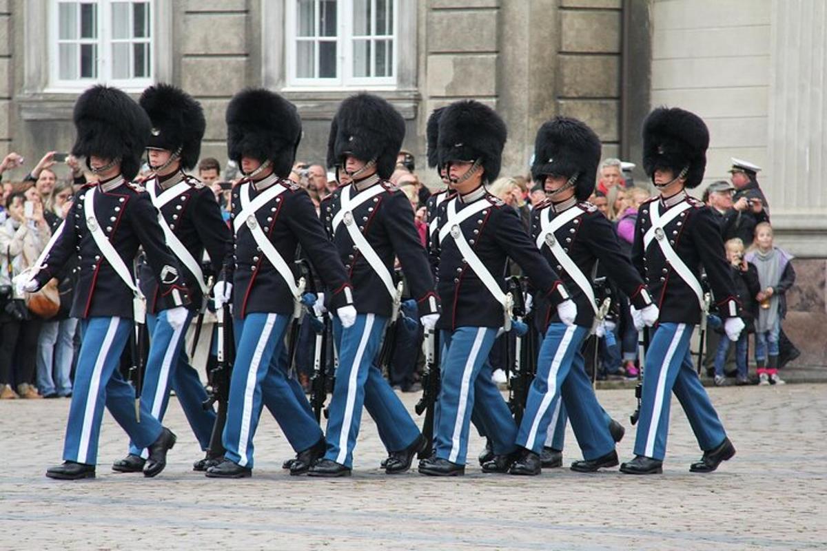 skupina vojáků v uniformách jdoucích po ulici