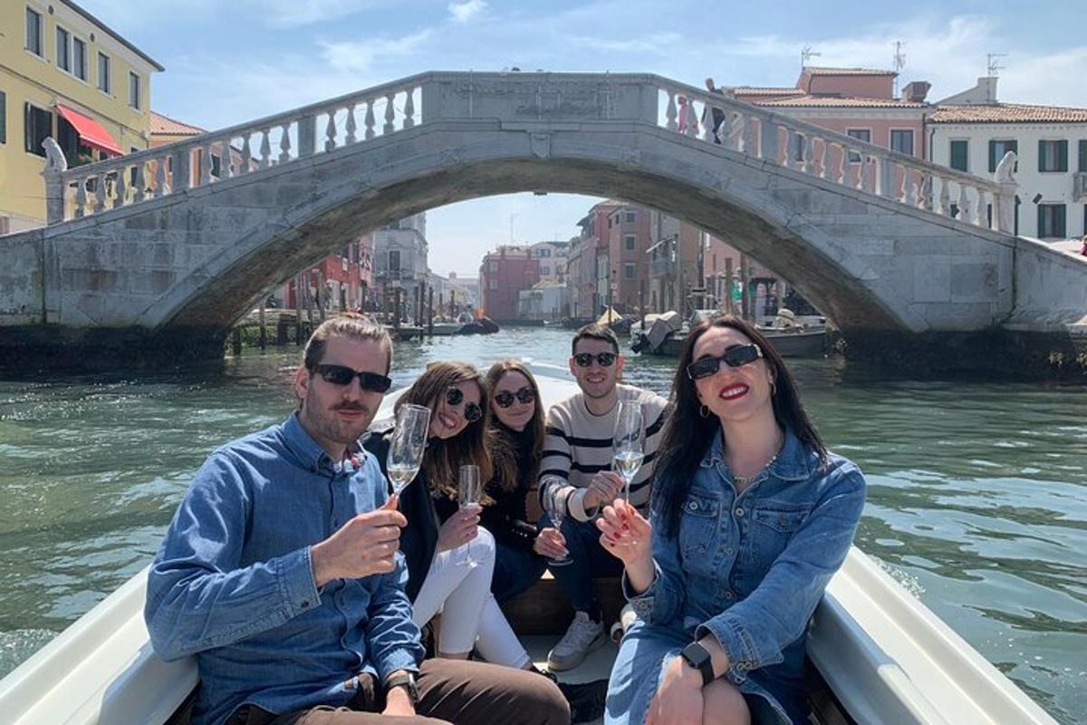 un gruppo di persone sedute su una barca sull'acqua