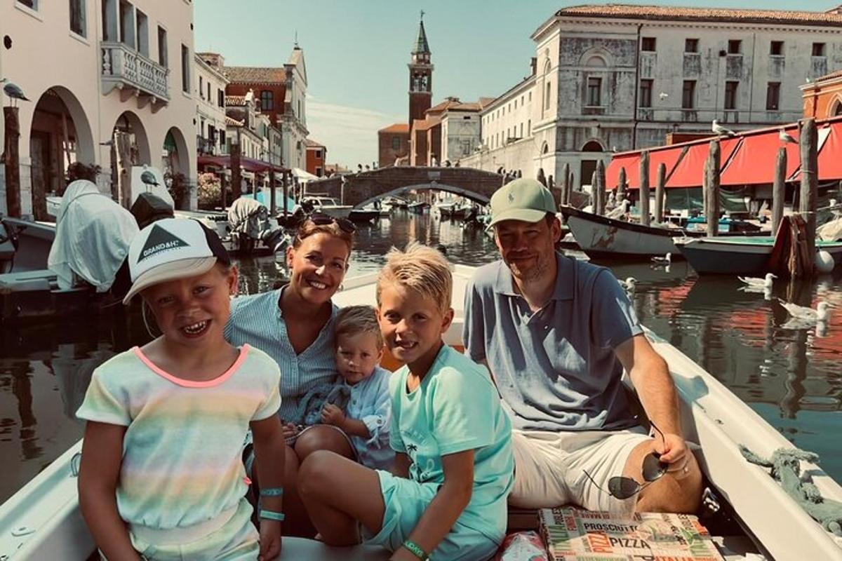 un gruppo di persone sedute su una barca sull'acqua
