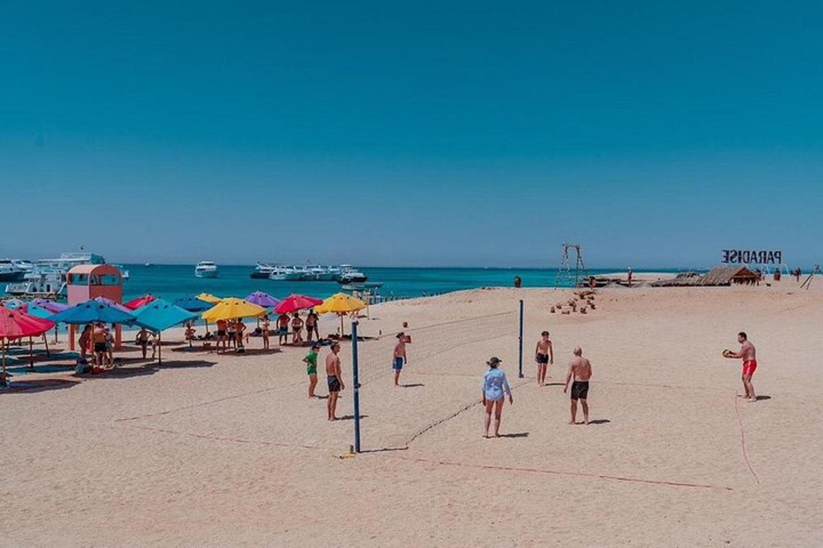 Un grupo de personas jugando voleibol en una playa
