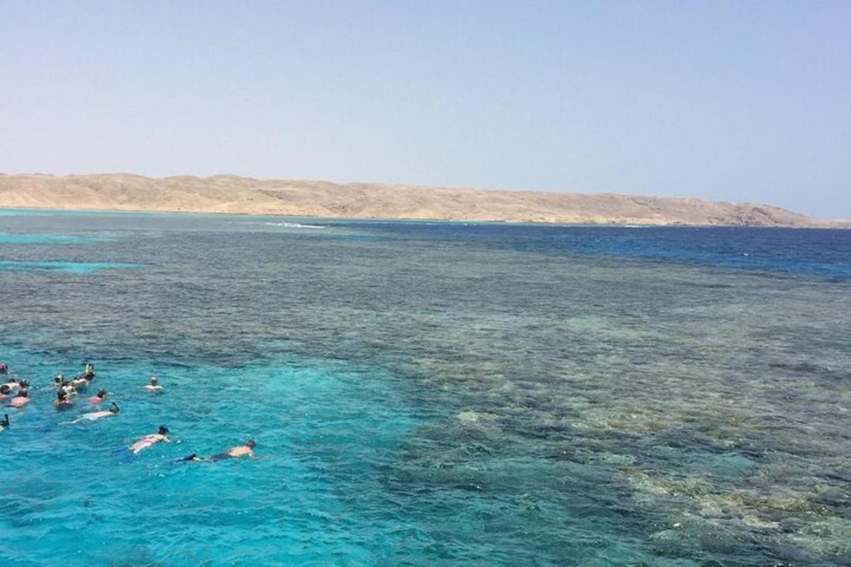 група људи који пливају у води