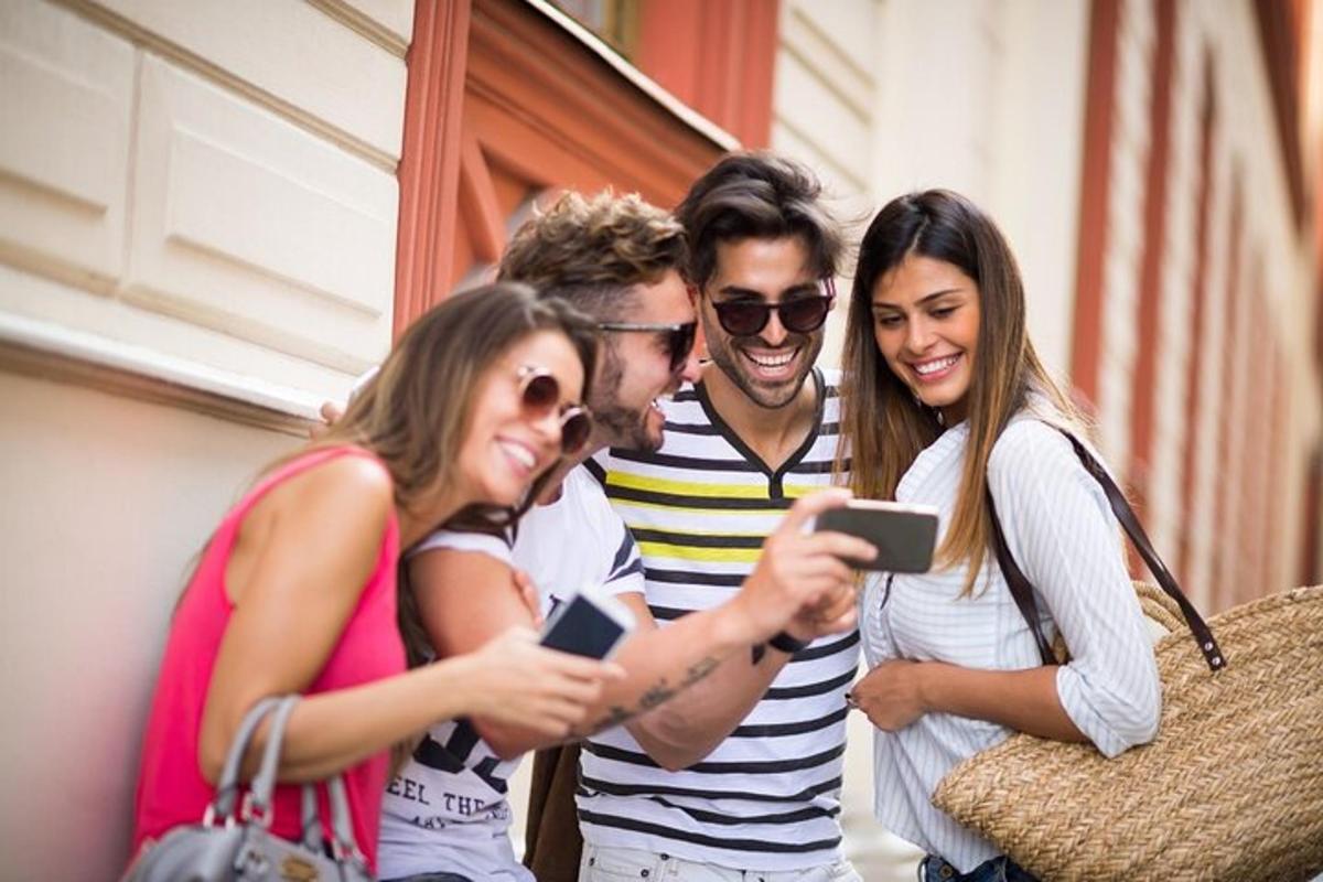 un gruppo di persone che guardano i loro cellulari