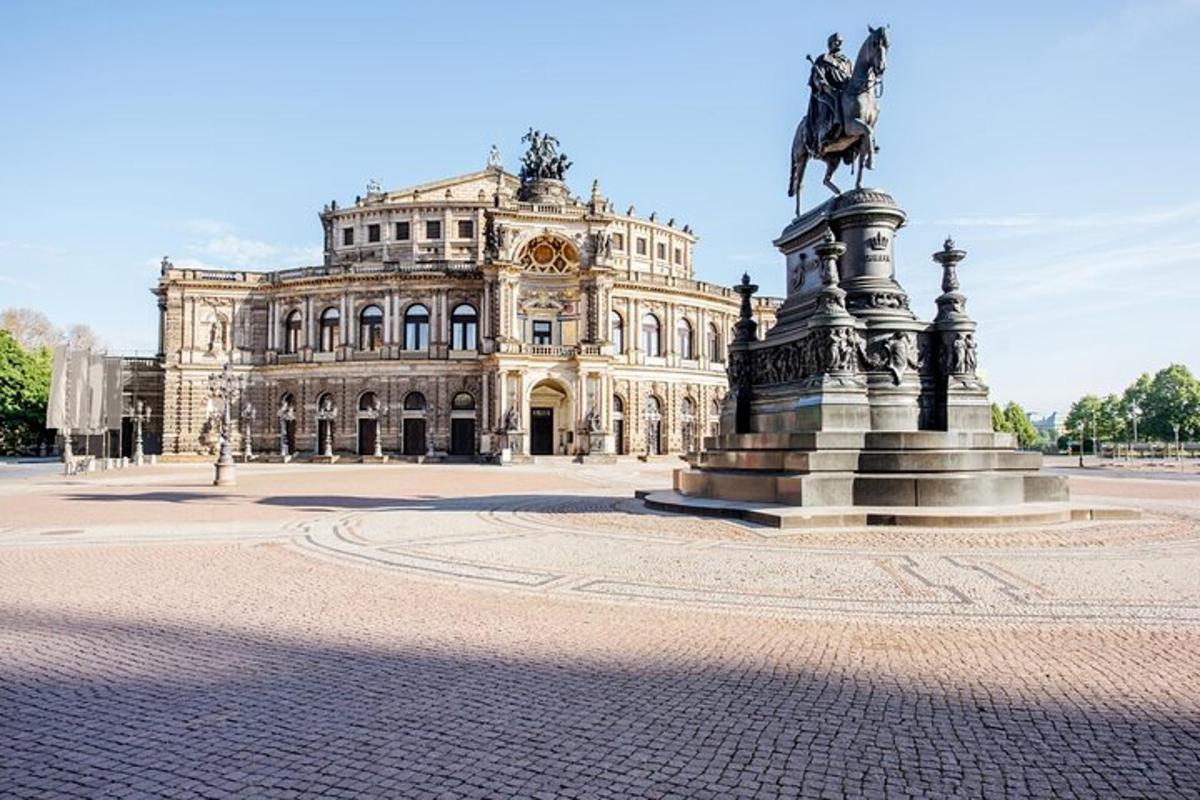 statua mężczyzny na koniu przed budynkiem
