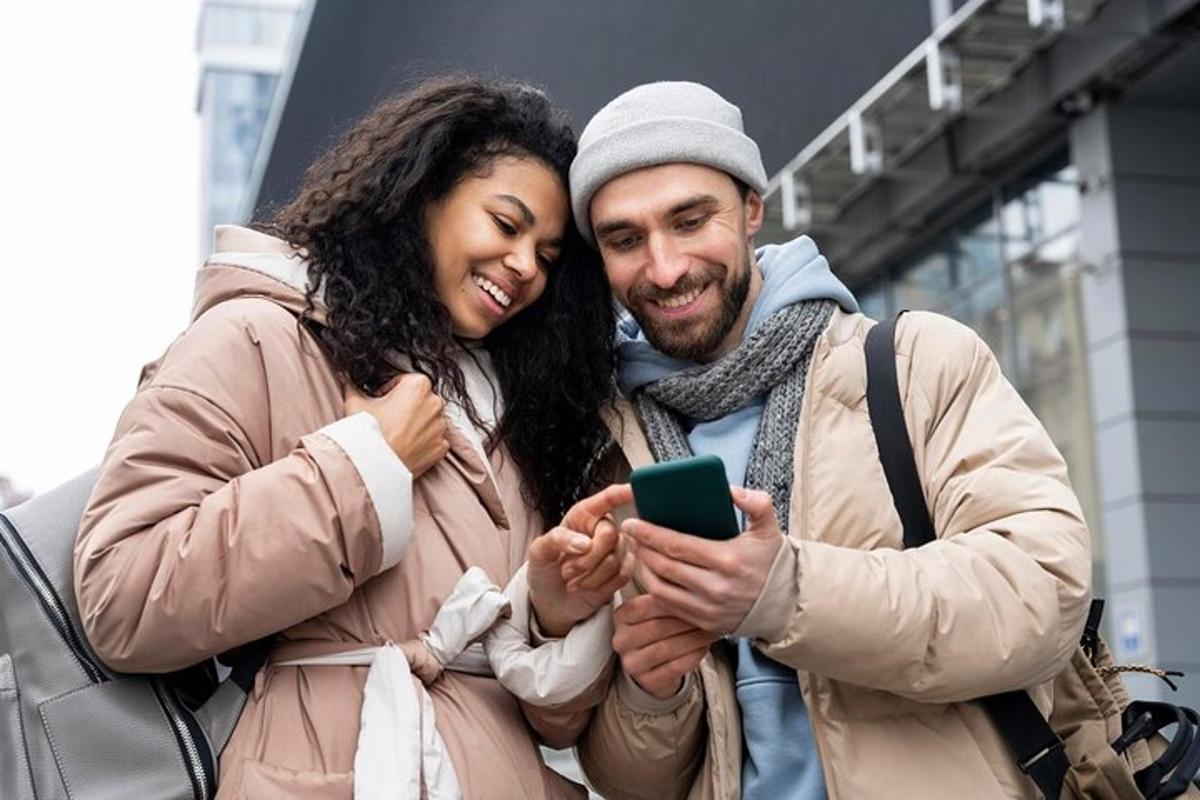 Un hombre y una mujer mirando un teléfono celular