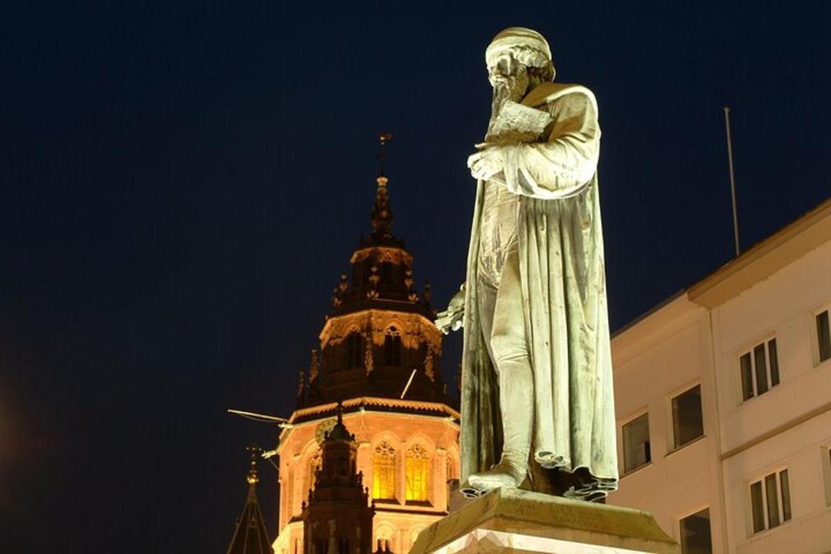 Una estatua de un hombre parado frente a un edificio.