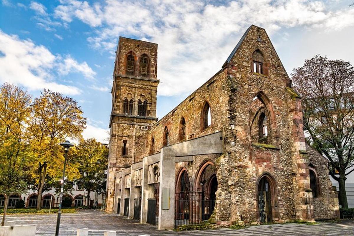 en gammel steinkirke med et klokketårn