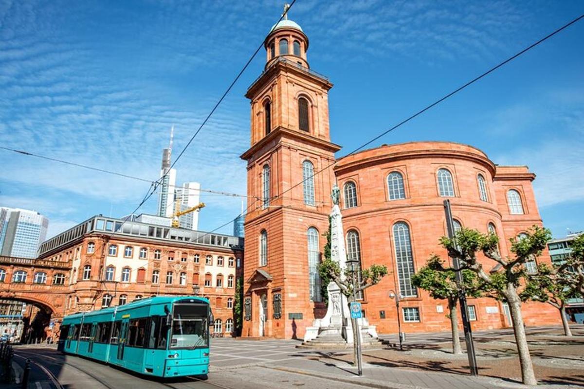Egy kék busz parkolt egy téglaépület előtt