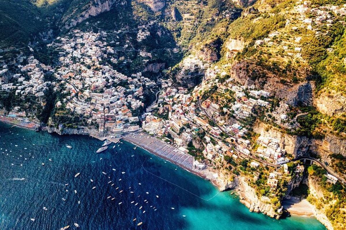 Μια εναέρια άποψη ενός χωριού σε ένα βουνό κοντά στο νερό