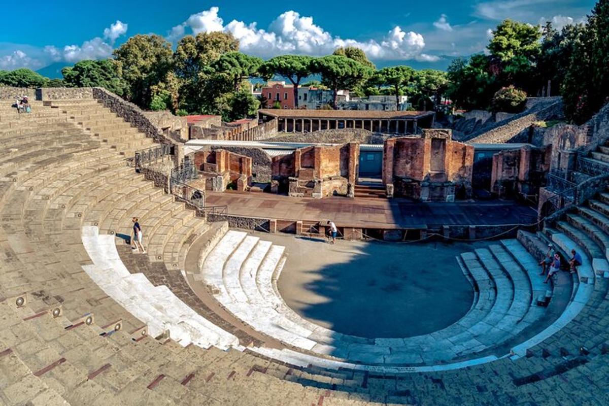 un anfiteatro con persone in piedi sugli spalti