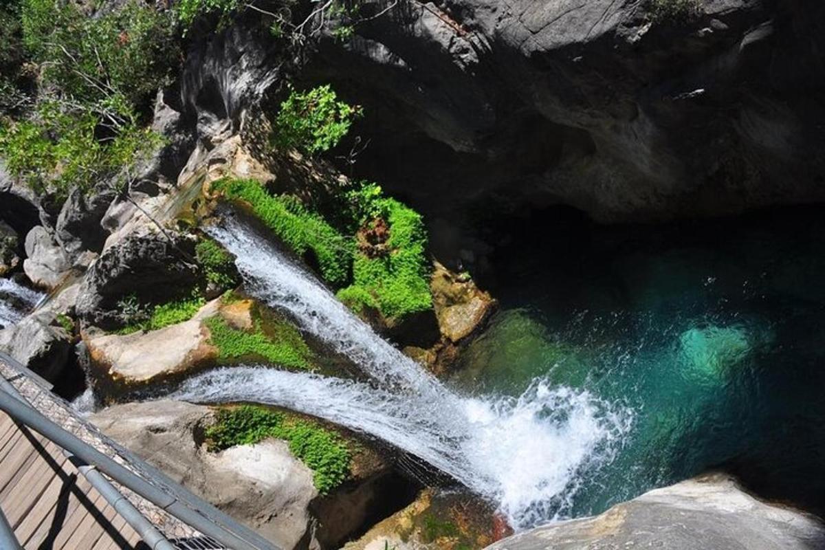 una vista aérea de una cascada en un río