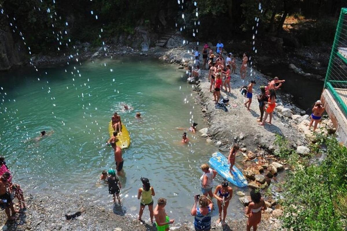 un grup de oameni care stăteau în apă pe o plajă