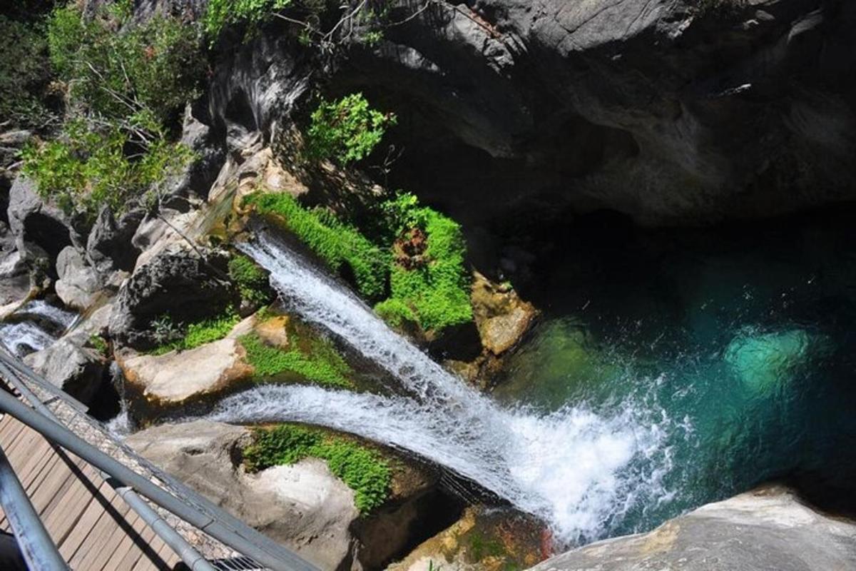 pemandangan udara air terjun di sungai