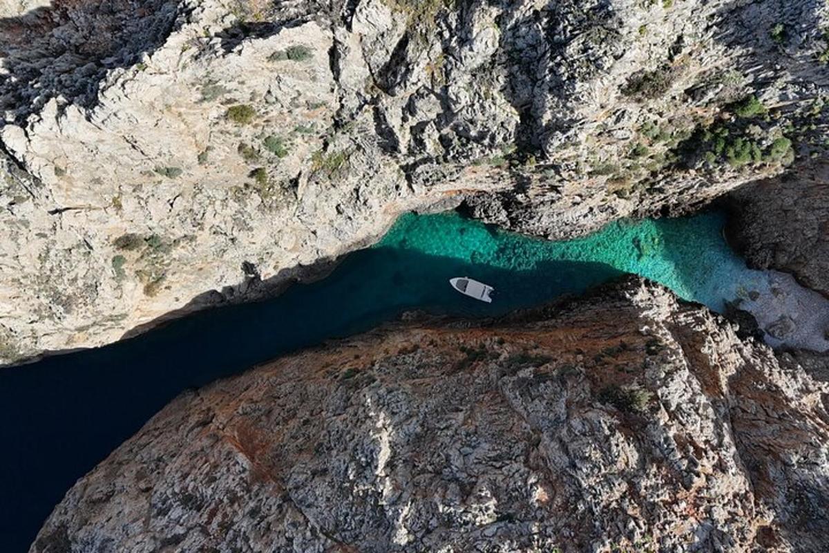 o vedere aeriană a unei plaje cu o barcă în apă