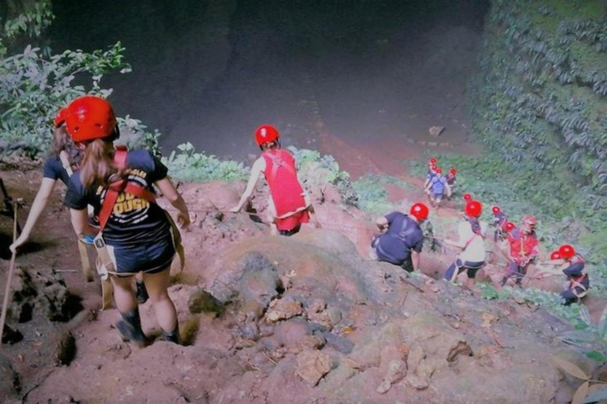 sekumpulan orang di atas rakit di sungai