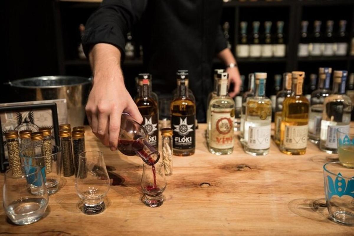una persona che versa il vino in un bicchiere da vino su un tavolo di legno
