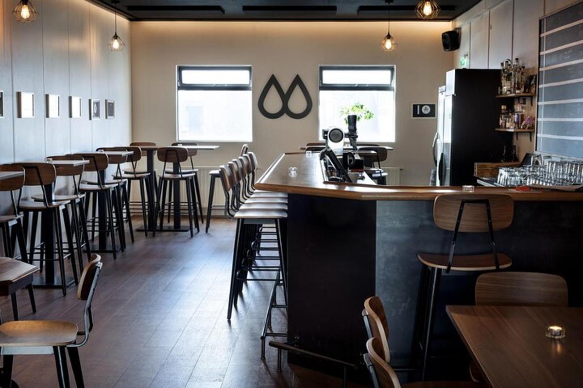 un bar in un ristorante con molti sgabelli