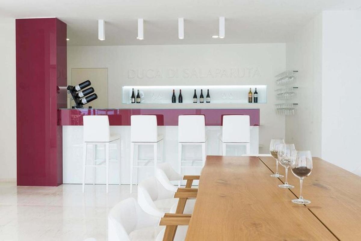 una sala da pranzo con un tavolo e sedie bianche
