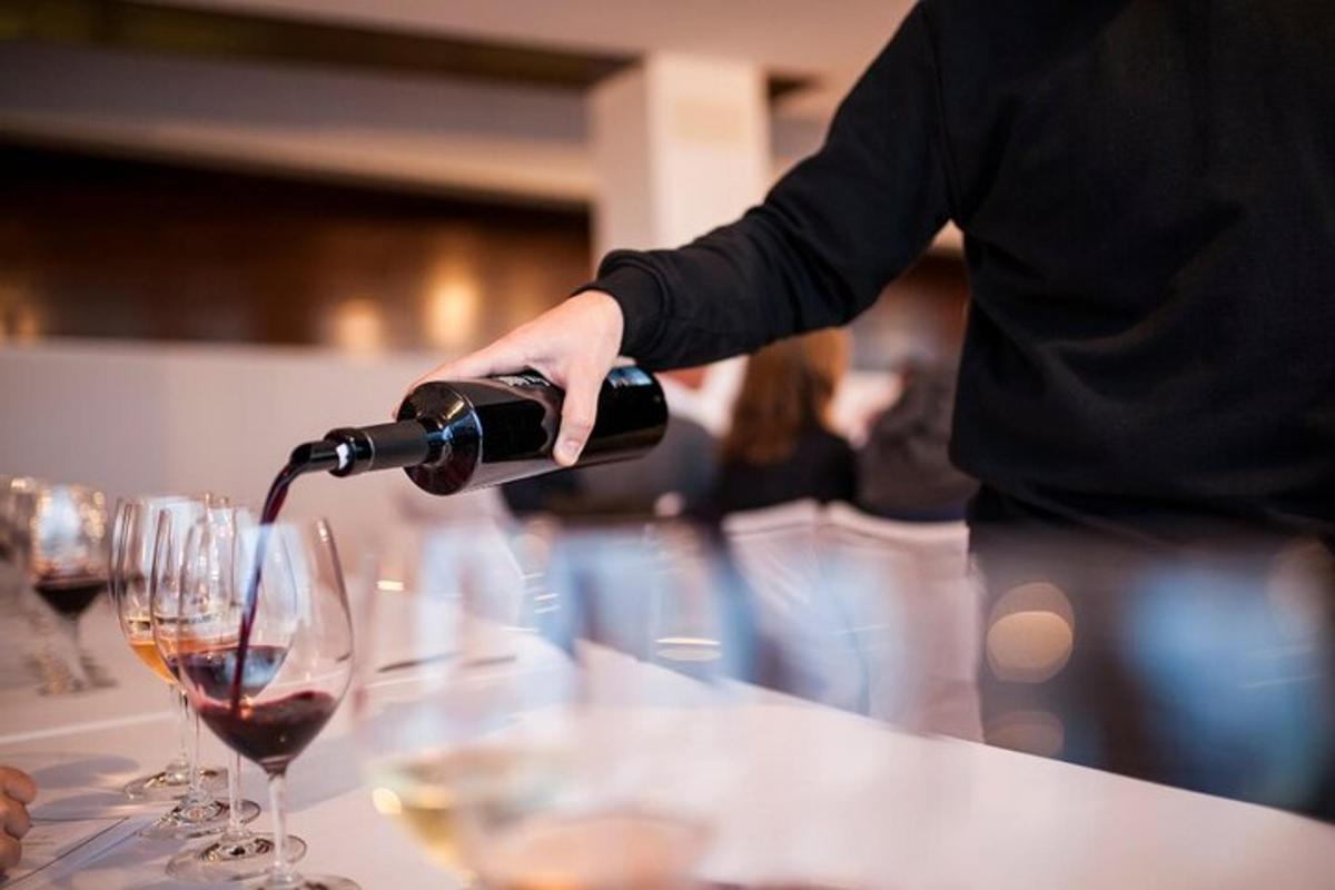 une personne versant du vin dans deux verres à vin
