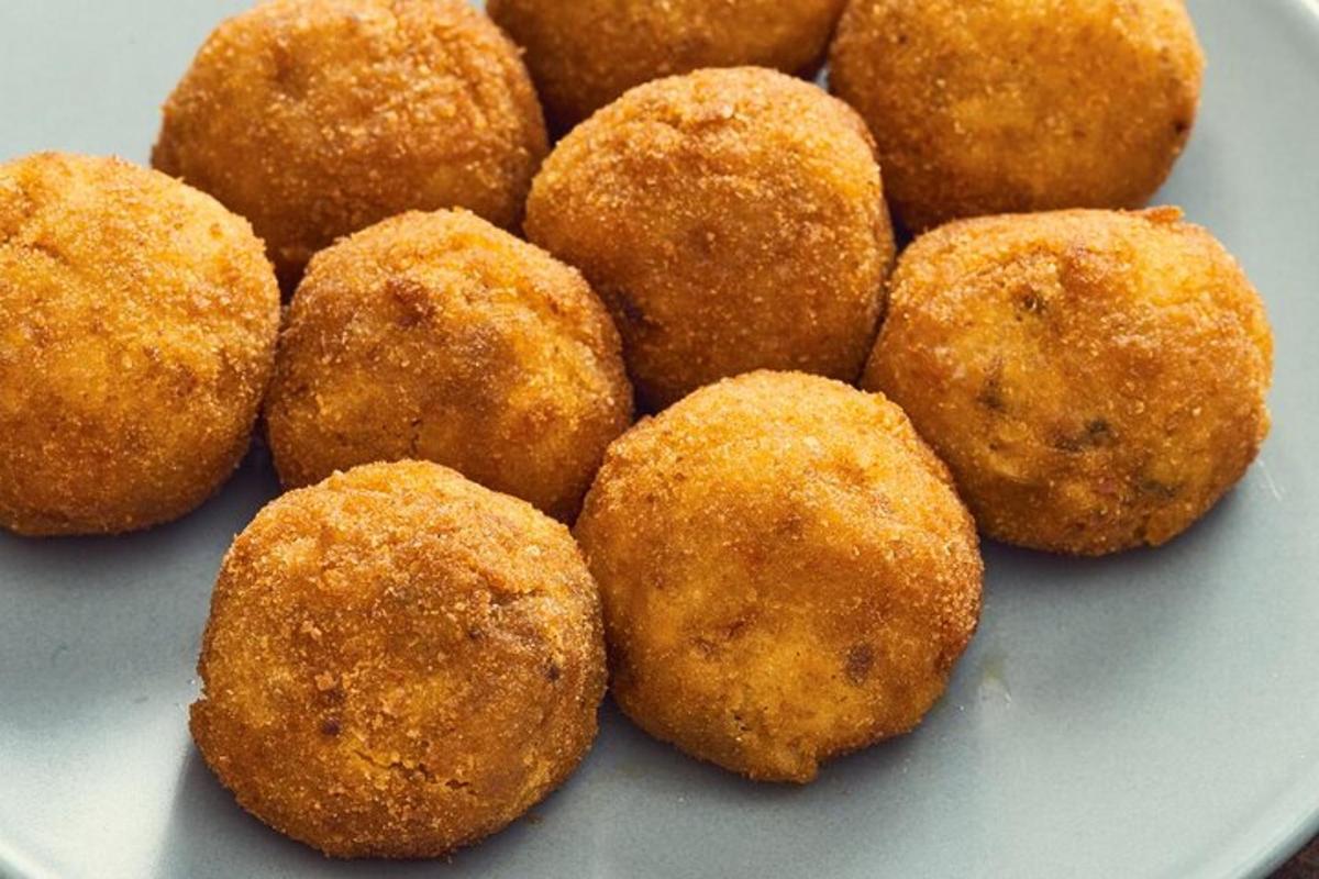 un piatto di cibo fritto su un tavolo