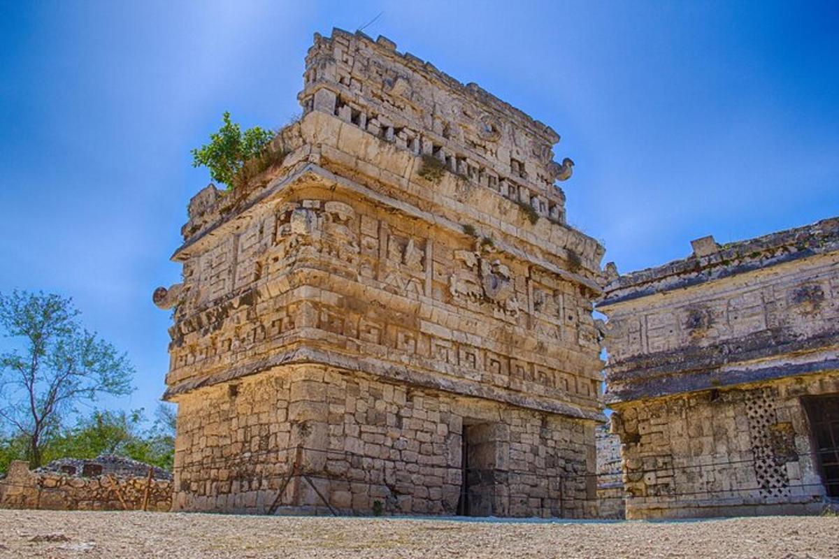 un grande edificio in pietra con iscrizioni sui lati