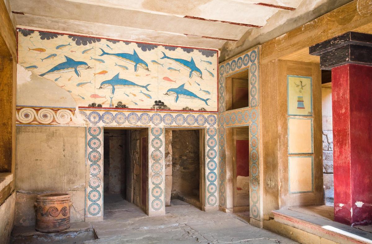 ein Zimmer mit einem Gemälde von Delfinen an der Wand