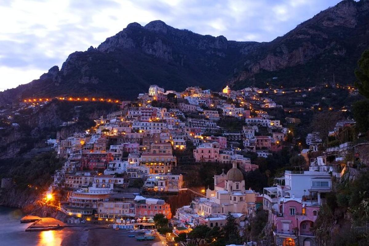 uma vista de uma cidade em uma montanha à noite