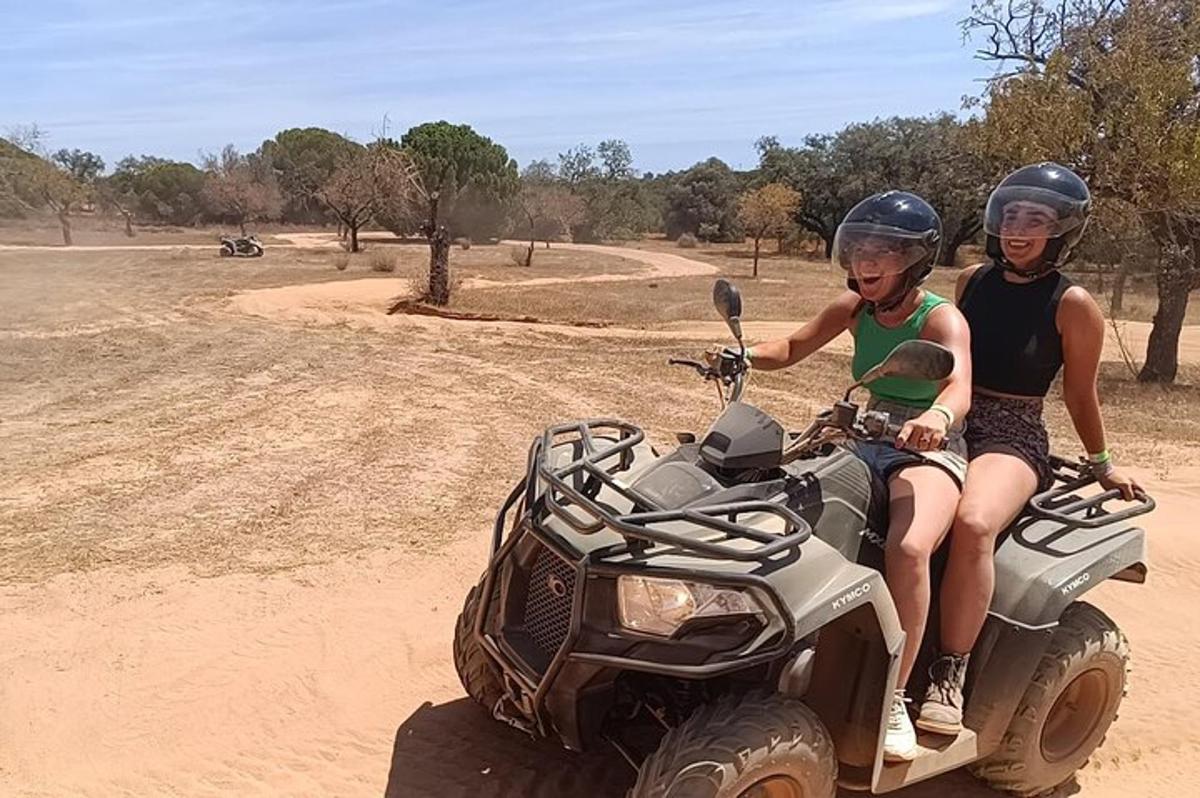 deux personnes sur un quad dans le désert