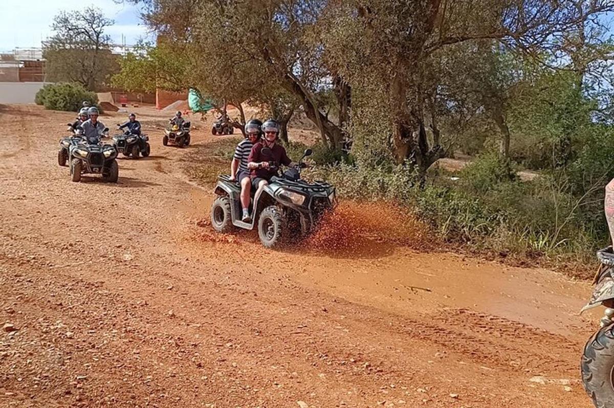 un groupe de personnes conduisant des VTT sur un chemin de terre