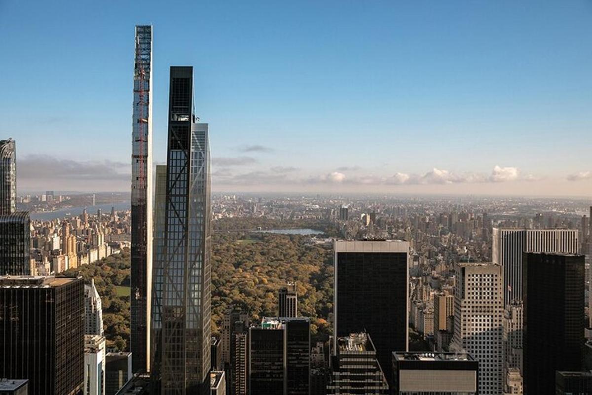 una vista dello skyline di una città con un alto grattacielo