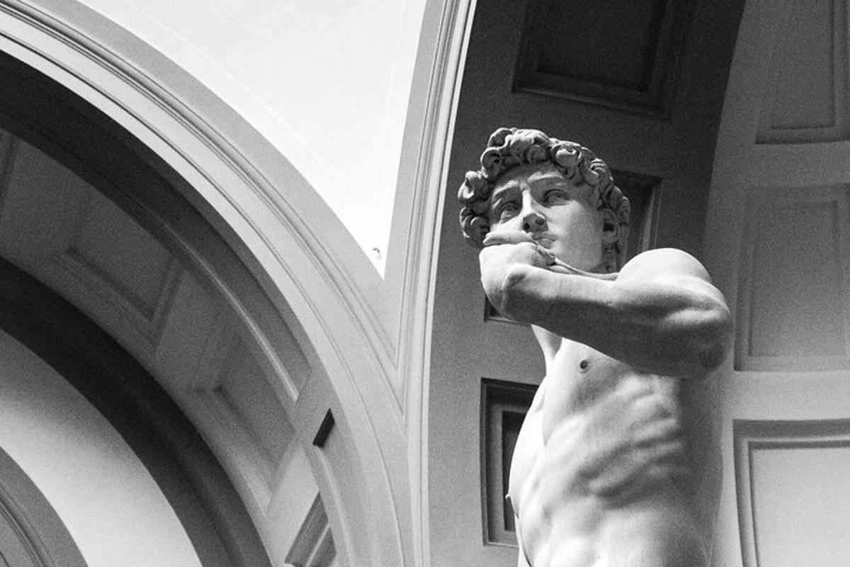 uma estátua de um homem em pé em um prédio