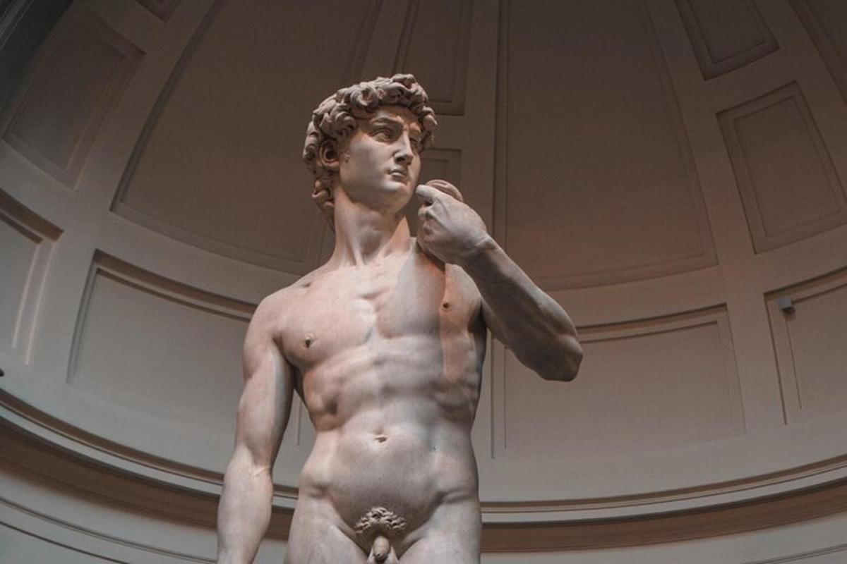 uma estátua de um homem em pé em um prédio