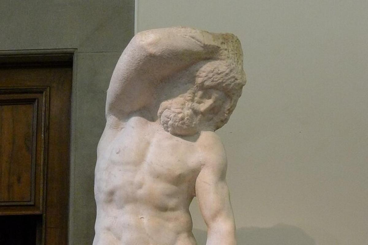 uma estátua branca de um homem em um museu