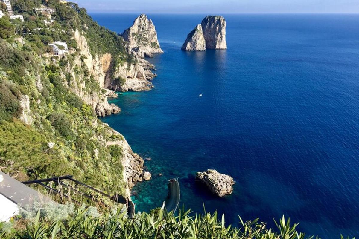 o vedere a oceanului de pe o stâncă