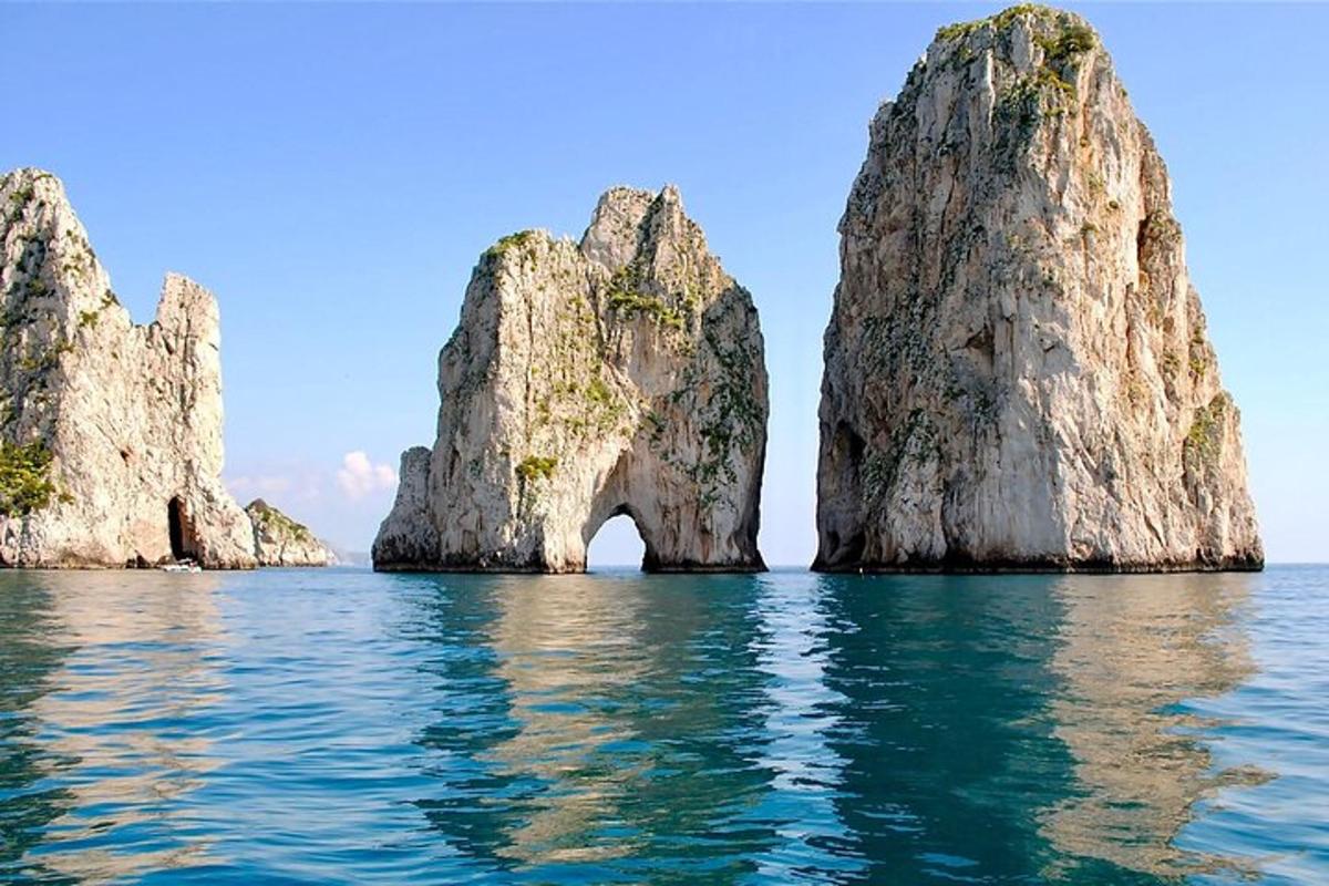 un arc în apă între două stânci mari
