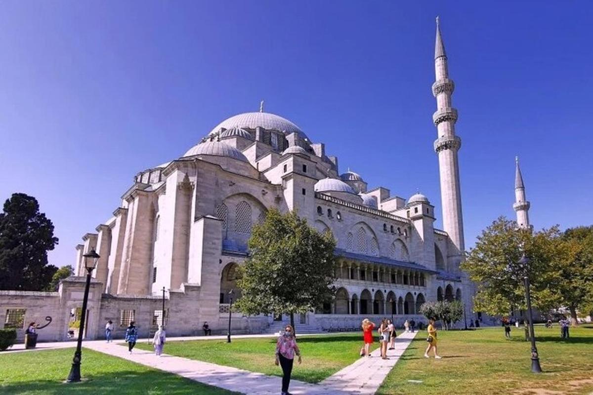 didelis pastatas su mečete ir minaretu