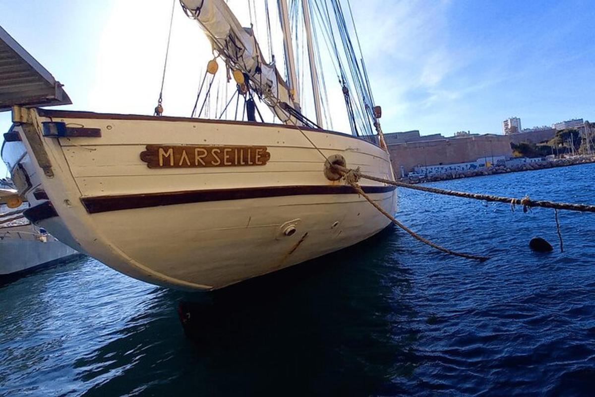 ein Boot mit dem Namen Marssie im Wasser