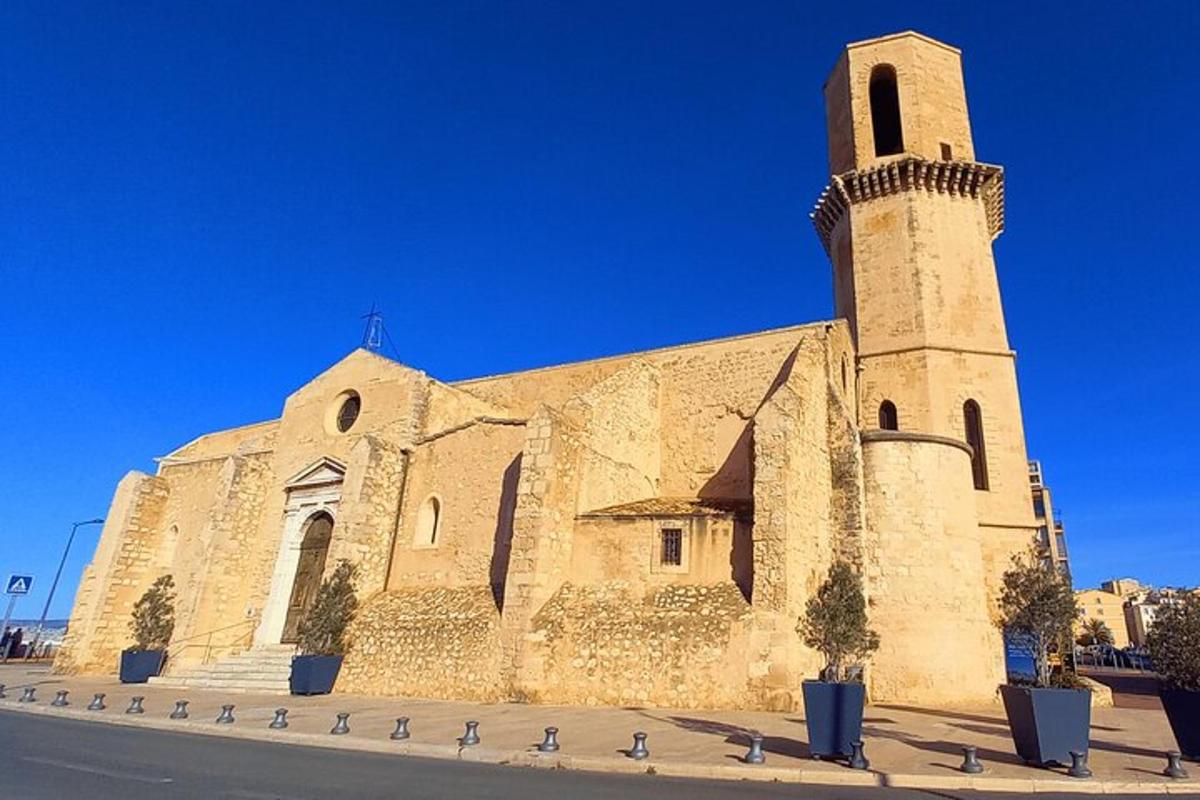 eine große Steinkirche mit einem Turm an einer Straße