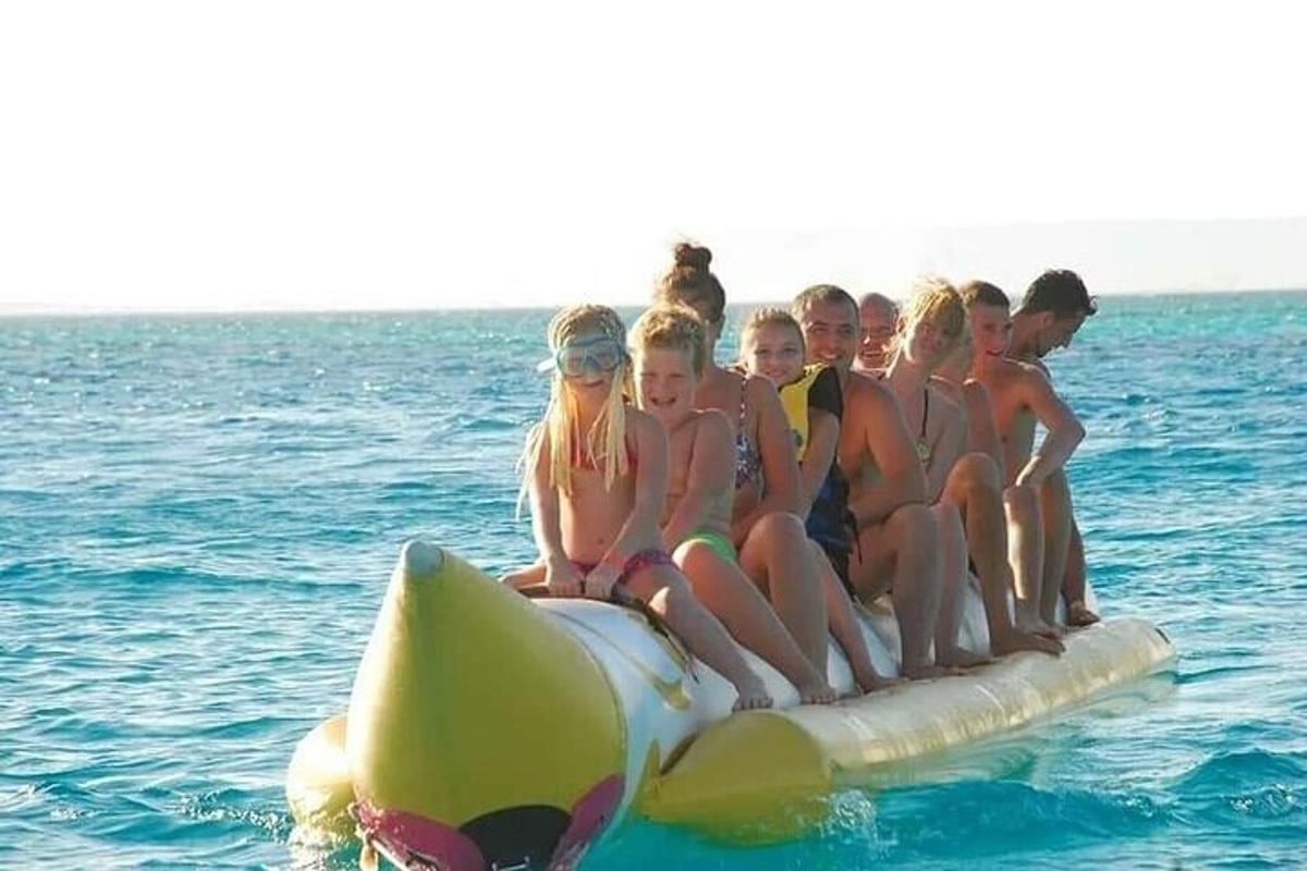 Un grupo de personas sentadas en una balsa en el agua.