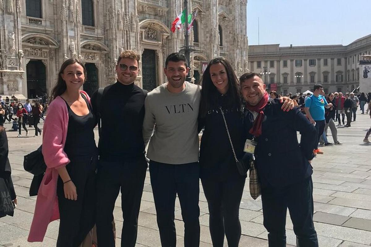 un gruppo di persone in piedi davanti a un edificio