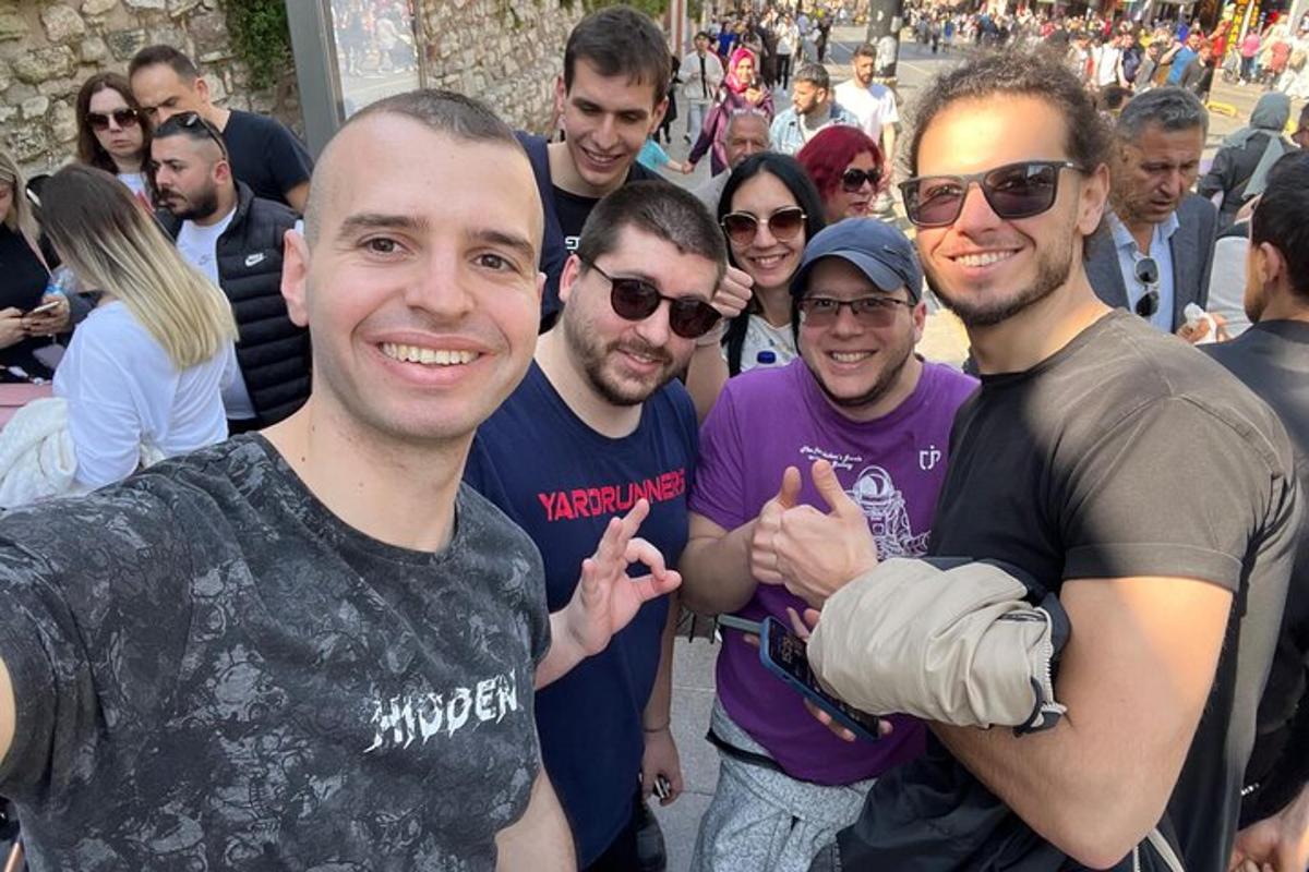 grupp inimesi, kes poseerivad pildi jaoks