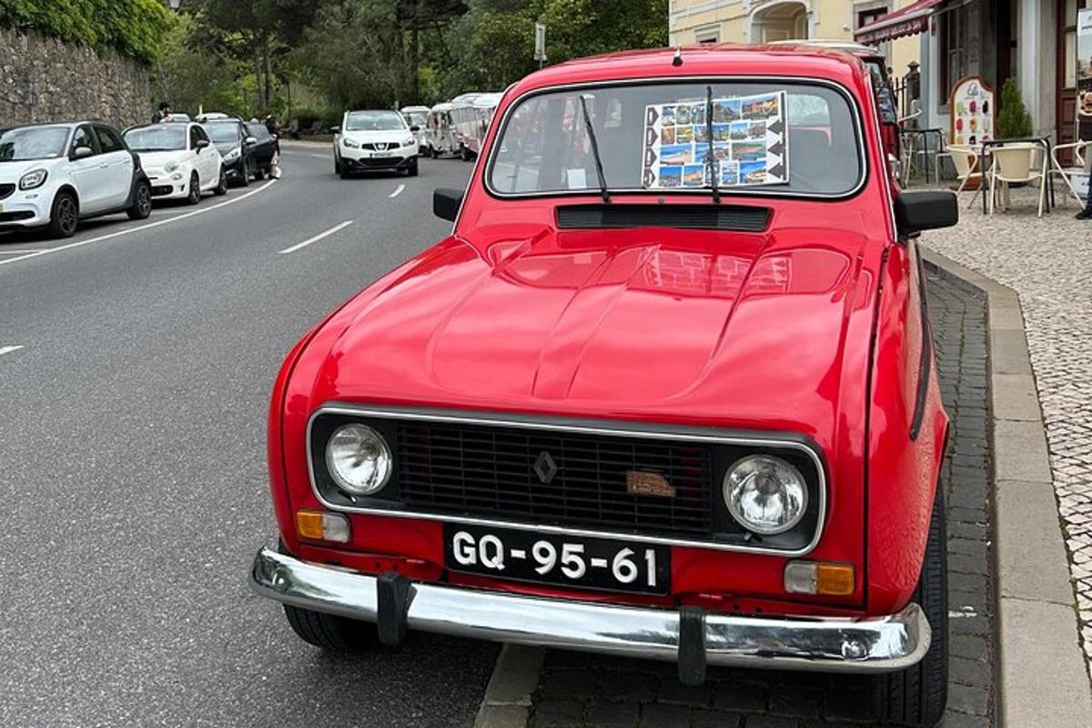 staré červené auto zaparkované na kraji ulice