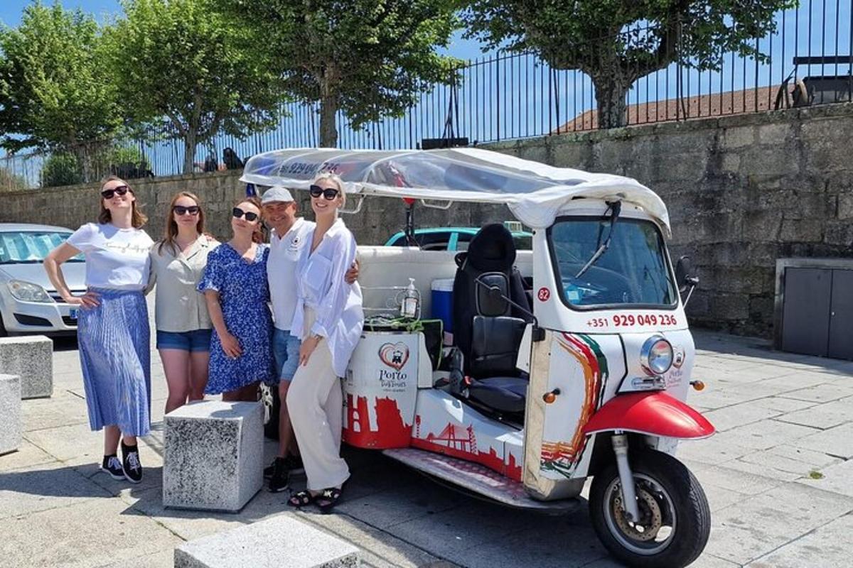 un gruppo di persone in piedi accanto a un golf cart